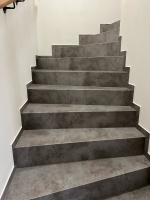  Ukazka-realizace-schody-s-vinylovou-podlahou-BUKOMA-STONE-CLICK-Beton-Kamen-Sedy